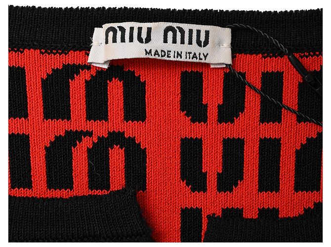 Miu Miu Logo All Over Cropped Cardigan in Rot und Schwarz aus Rayon - Ansicht 4