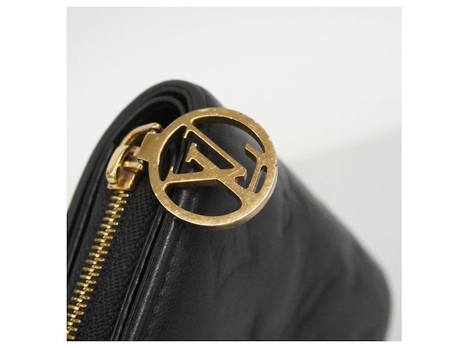 Coussin Cartera Lou de cuero Monogram grabado Louis Vuitton Negro - vista 9
