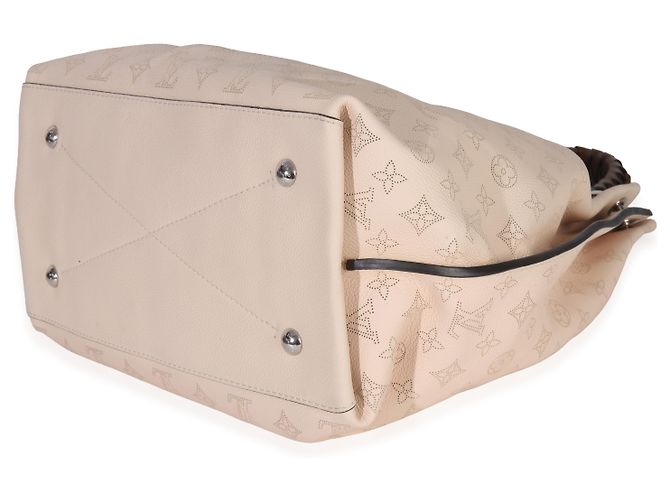 Hobo Carmel in Monogram Mahina Crema di Louis Vuitton Beige - vista 6