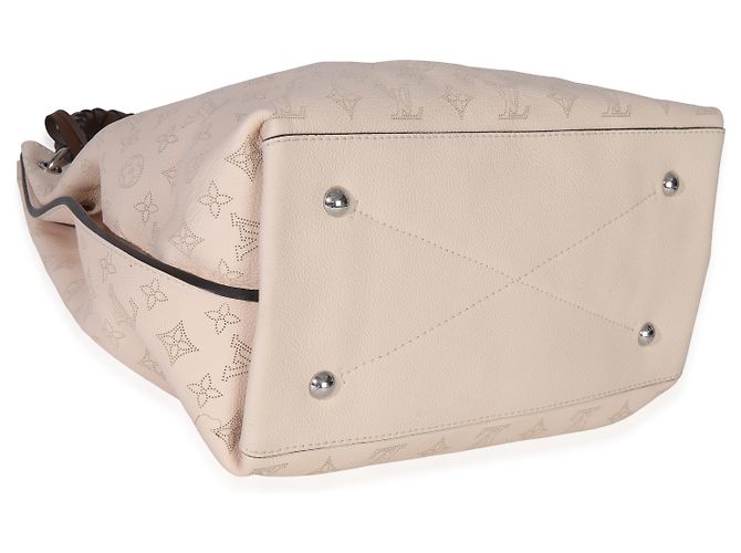 Hobo Carmel in Monogram Mahina Crema di Louis Vuitton Beige - vista 7