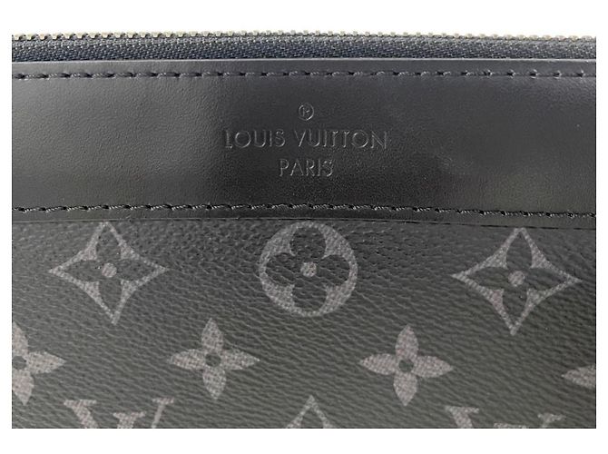 Borsa Pochette Discovery Monogram Eclipse di Louis Vuitton Monogramma - vista 4