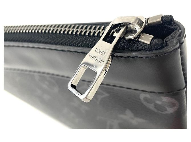 Borsa Pochette Discovery Monogram Eclipse di Louis Vuitton Monogramma - vista 5