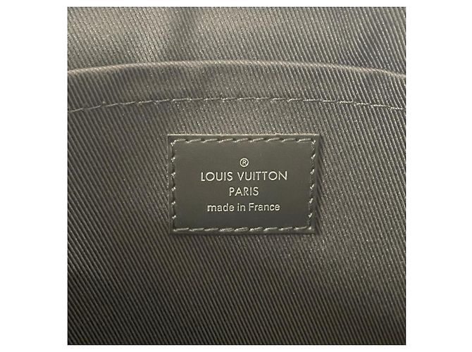 Borsa Pochette Discovery Monogram Eclipse di Louis Vuitton Monogramma - vista 7