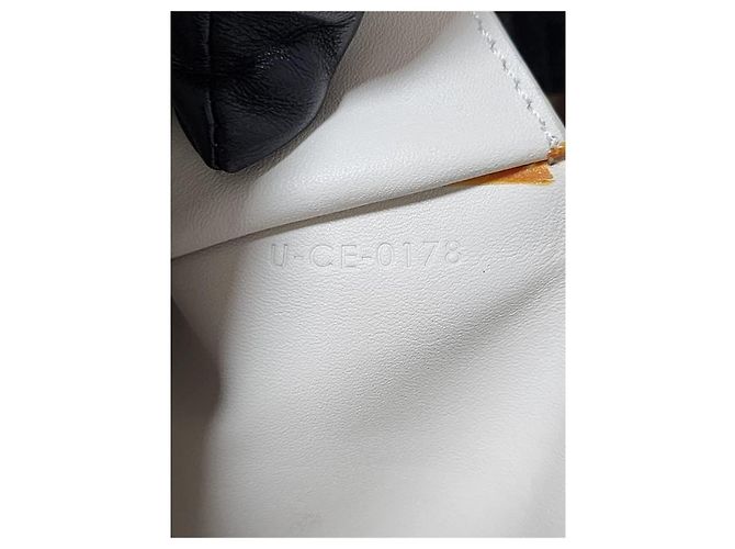 Céline Borsa a spalla media con chiusura in pelle di vitello liscia Off-White - vista 6