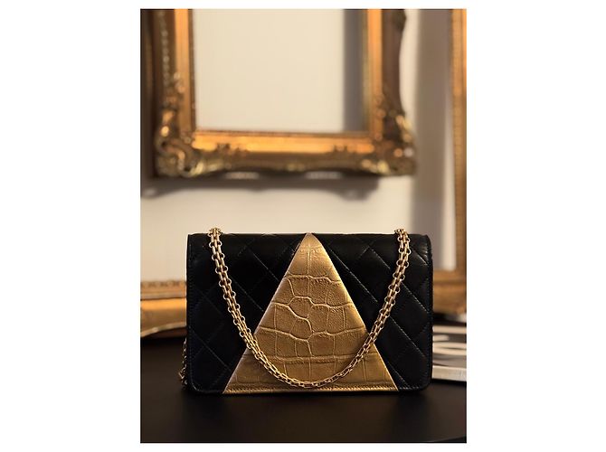 Wallet On Chain Portafoglio Chanel con catena in pelle nera dorata embossata Nero D'oro - vista 4