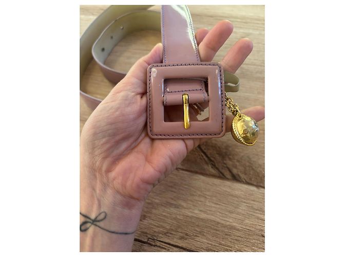 Céline Cinturón CELINE de cuero patentado rosa pálido con charm dorado - vista 3