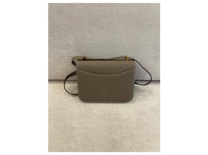 Hermès Constance 24 couro Epsom cinza Etoupe com ferragens douradas - vista 2