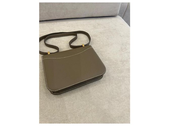 Hermès Constance 24 couro Epsom cinza Etoupe com ferragens douradas - vista 3