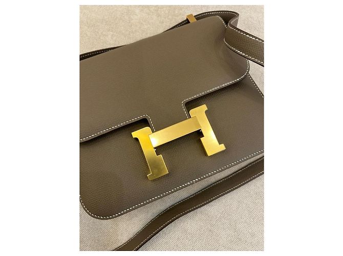 Hermès Constance 24 couro Epsom cinza Etoupe com ferragens douradas - vista 4