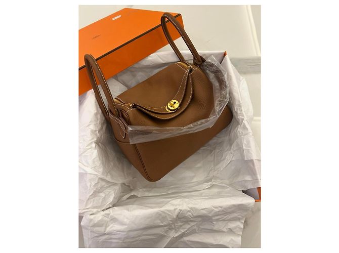 Hermès Lindy 26 in pelle Taurillon Clemence Oro Marrone - vista 2