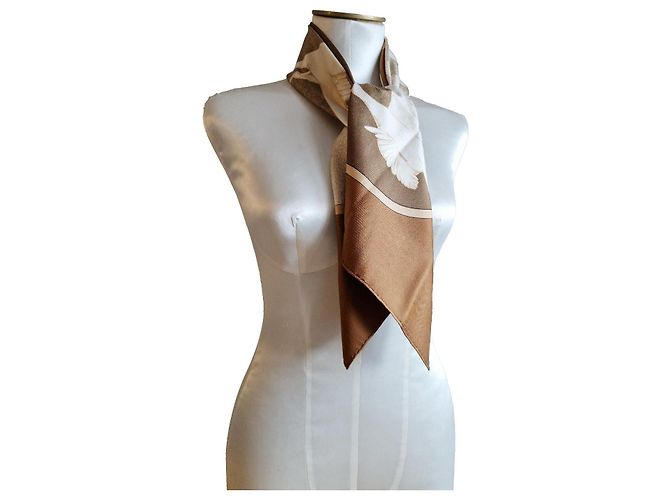 Foulard Hermès "Uccelli Migratori" 90 × 90 cm – seta vintage – ottime condizioni Marrone Beige - vista 4