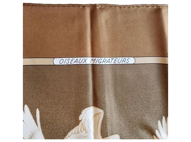 Foulard Hermès "Uccelli Migratori" 90 × 90 cm – seta vintage – ottime condizioni Marrone Beige - vista 7