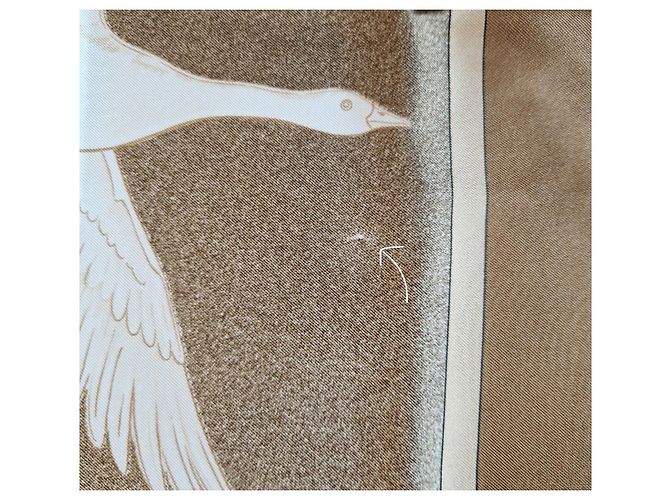 Foulard Hermès "Uccelli Migratori" 90 × 90 cm – seta vintage – ottime condizioni Marrone Beige - vista 8