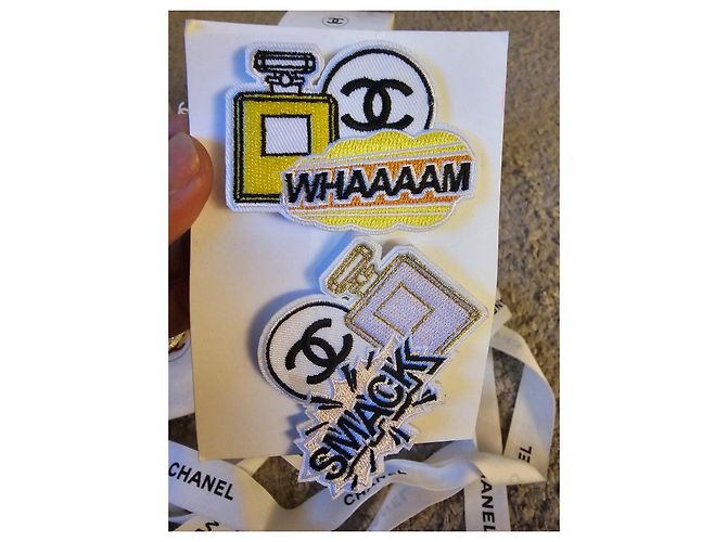 Patches Chanel "WHAAAAM" e "SMACK" Nero Rosa Bianco Giallo Gold hardware - vista 2