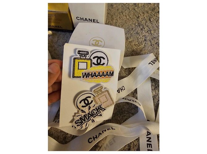 Patches Chanel "WHAAAAM" e "SMACK" Nero Rosa Bianco Giallo Gold hardware - vista 3