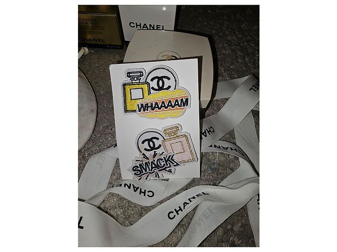 Patches Chanel "WHAAAAM" e "SMACK" Nero Rosa Bianco Giallo Gold hardware - vista 4