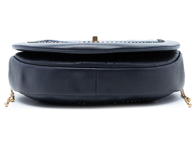 Chanel Blaue kleine gesteppte Lammleder-Satteltasche mit Kettendetails - Ansicht 3