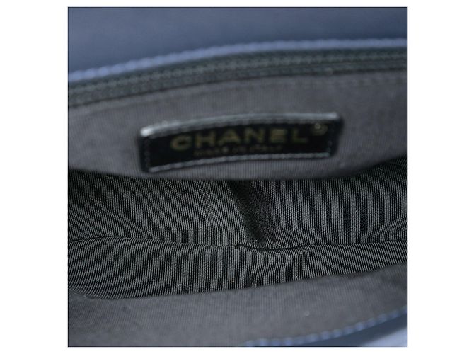 Chanel Blaue kleine gesteppte Lammleder-Satteltasche mit Kettendetails - Ansicht 4