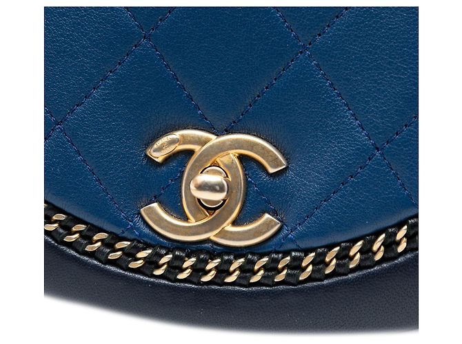 Chanel Blaue kleine gesteppte Lammleder-Satteltasche mit Kettendetails - Ansicht 5