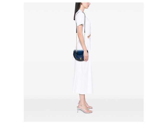 Chanel Blaue kleine gesteppte Lammleder-Satteltasche mit Kettendetails - Ansicht 7