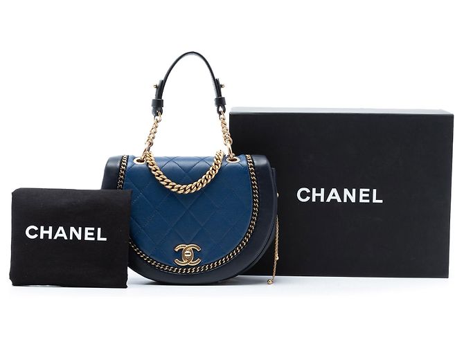 Chanel Blaue kleine gesteppte Lammleder-Satteltasche mit Kettendetails - Ansicht 8