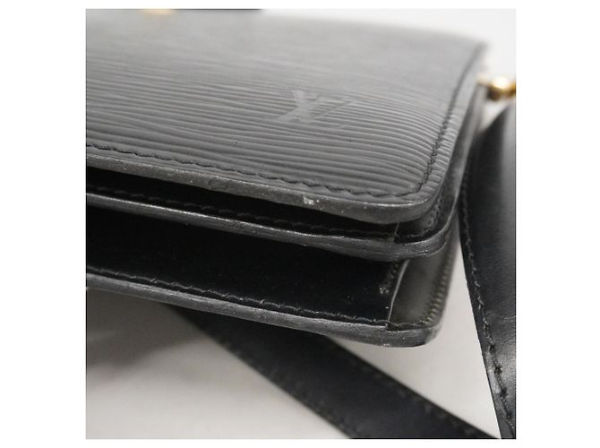 Borsa a Spalla Capucines Epi Louis Vuitton M52342 Nero - vista 6