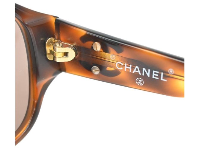 Logo CC Chanel in plastica Marrone - vista 5