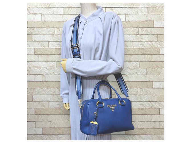 Borsa a Spalla Prada Mini Boston Vitello Phoenix in Blu - vista 2