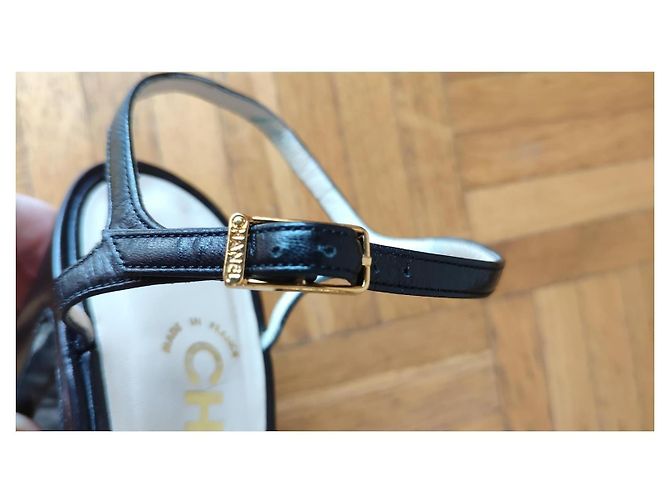 SANDALIA DE CUERO CHANEL CON LOGO CC. Negro - vista 3