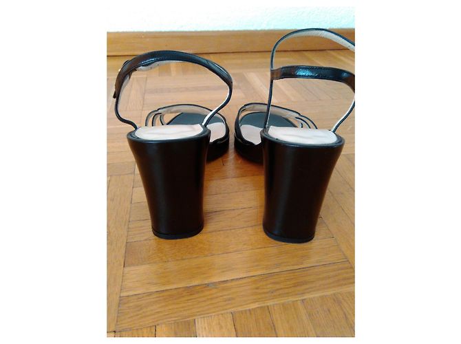 SANDALIA DE CUERO CHANEL CON LOGO CC. Negro - vista 4
