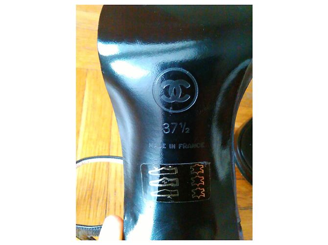 SANDALIA DE CUERO CHANEL CON LOGO CC. Negro - vista 5