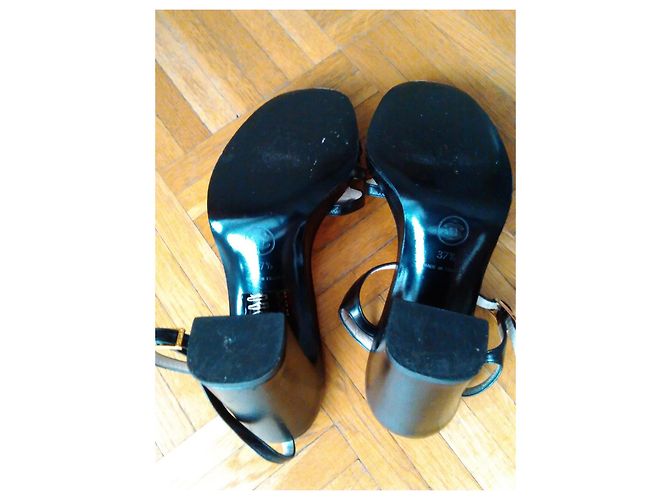 SANDALIA DE CUERO CHANEL CON LOGO CC. Negro - vista 7