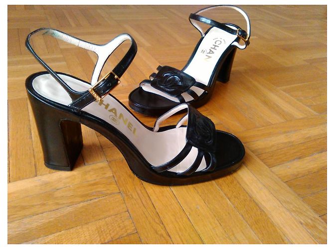SANDALIA DE CUERO CHANEL CON LOGO CC. Negro - vista 8