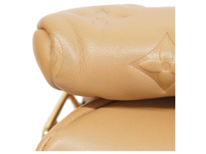 Borsa a mano Coussin PM in pelle Monogram goffrata Louis Vuitton Cammello - vista 7