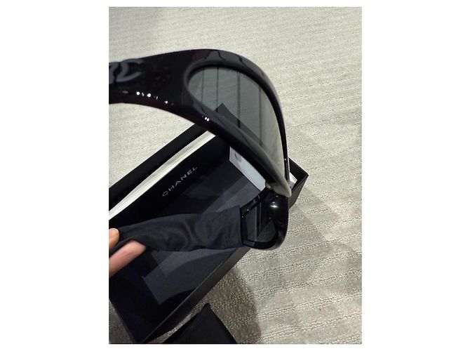 Schwarze ovale Sonnenbrille von Chanel - Ansicht 3