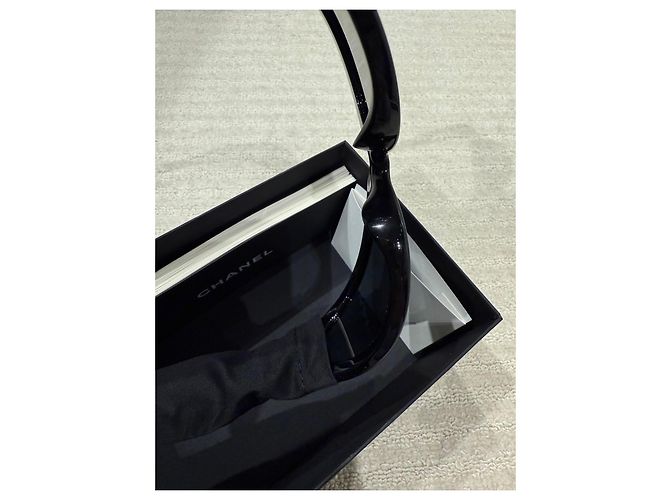 Schwarze ovale Sonnenbrille von Chanel - Ansicht 4