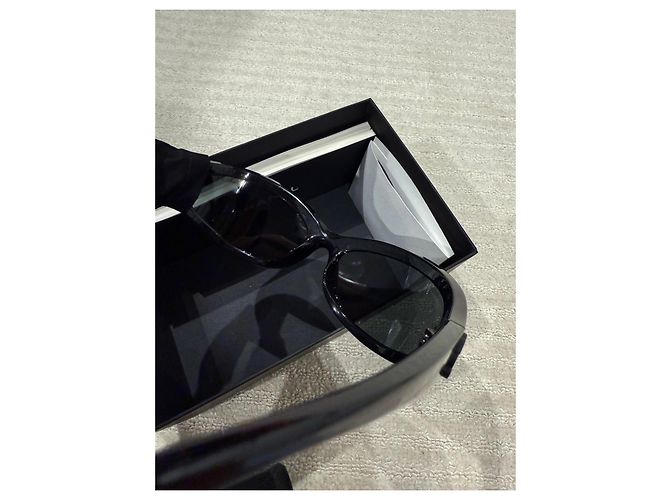 Schwarze ovale Sonnenbrille von Chanel - Ansicht 5