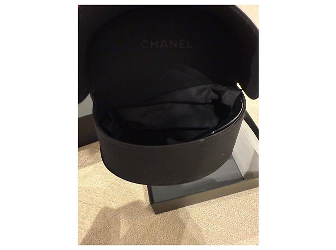 Schwarze ovale Sonnenbrille von Chanel - Ansicht 7