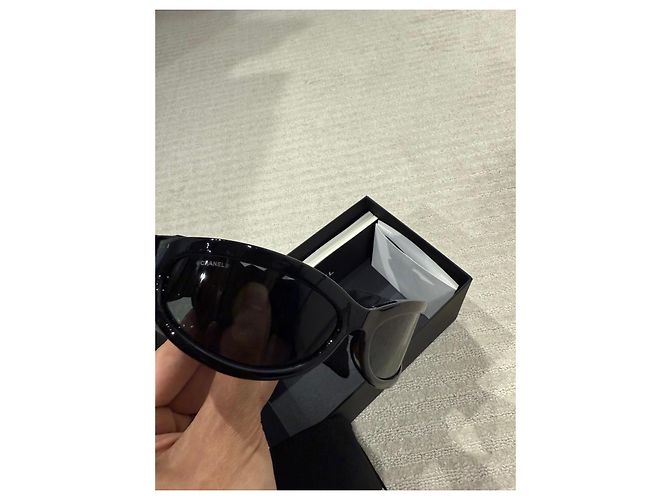 Schwarze ovale Sonnenbrille von Chanel - Ansicht 8