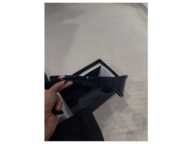 Schwarze ovale Sonnenbrille von Chanel - Ansicht 9