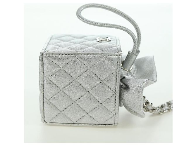 CHANEL Pochette a Spalla Matelassé in Pelle di Agnello Argento Oro CC Auth YKZ1332SAM D'oro - vista 4