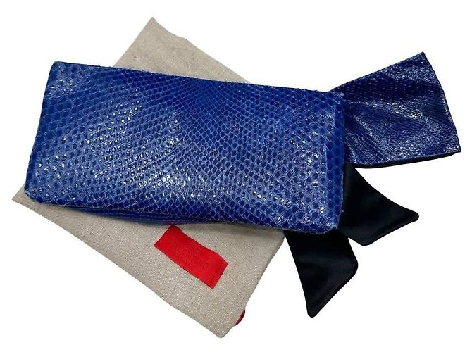 Clutch in agnello blu con stampa pitone Valentino Garavani, usato - vista 2