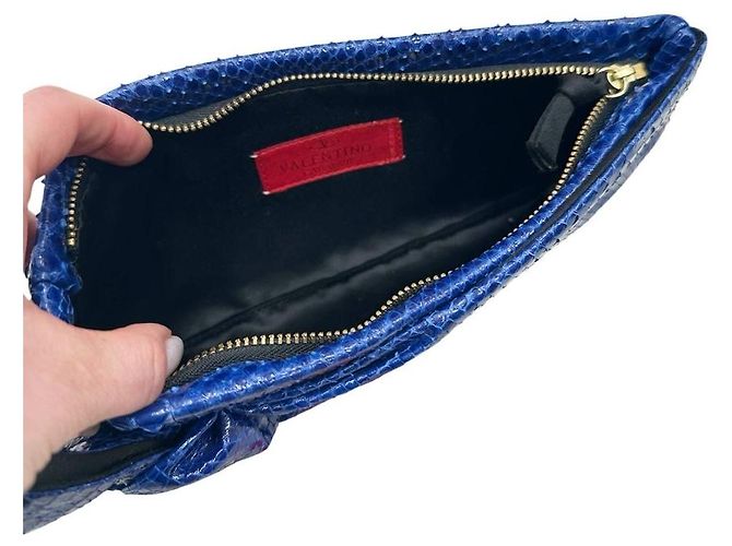 Clutch in agnello blu con stampa pitone Valentino Garavani, usato - vista 3