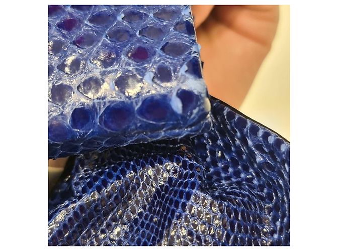 Clutch in agnello blu con stampa pitone Valentino Garavani, usato - vista 4
