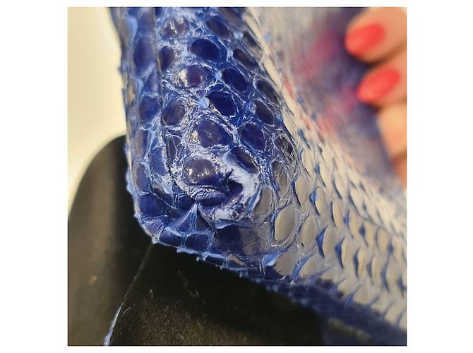 Clutch in agnello blu con stampa pitone Valentino Garavani, usato - vista 5