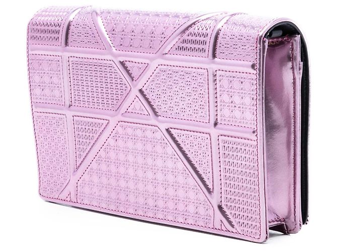 Cartera Diorama en microcannage metálico rosa con cadena - vista 2