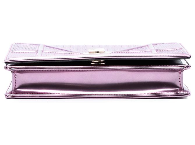 Cartera Diorama en microcannage metálico rosa con cadena - vista 3