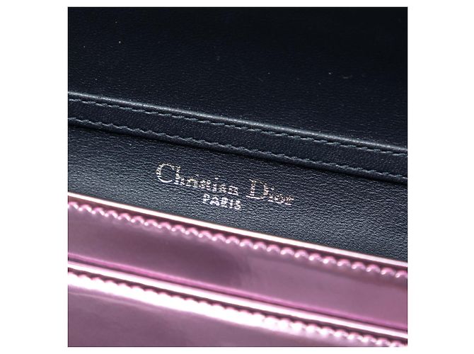 Cartera Diorama en microcannage metálico rosa con cadena - vista 5