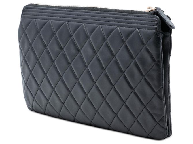 Chanel Boy Clutch aus schwarzem, gestepptem Lammleder - Ansicht 2