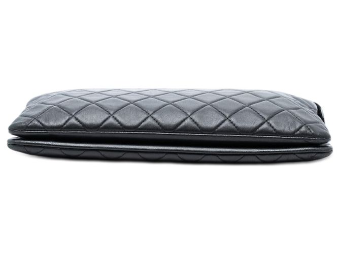 Chanel Boy Clutch aus schwarzem, gestepptem Lammleder - Ansicht 3
